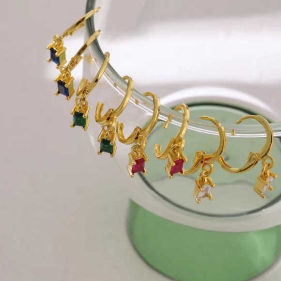 💫18K gold plated huggies earrings - Picture 5 of 5